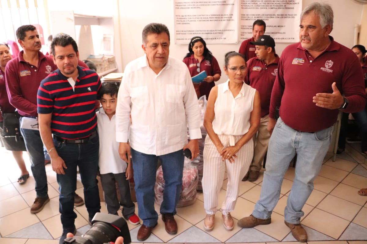 Alcalde entrega uniformes al Sutcapama