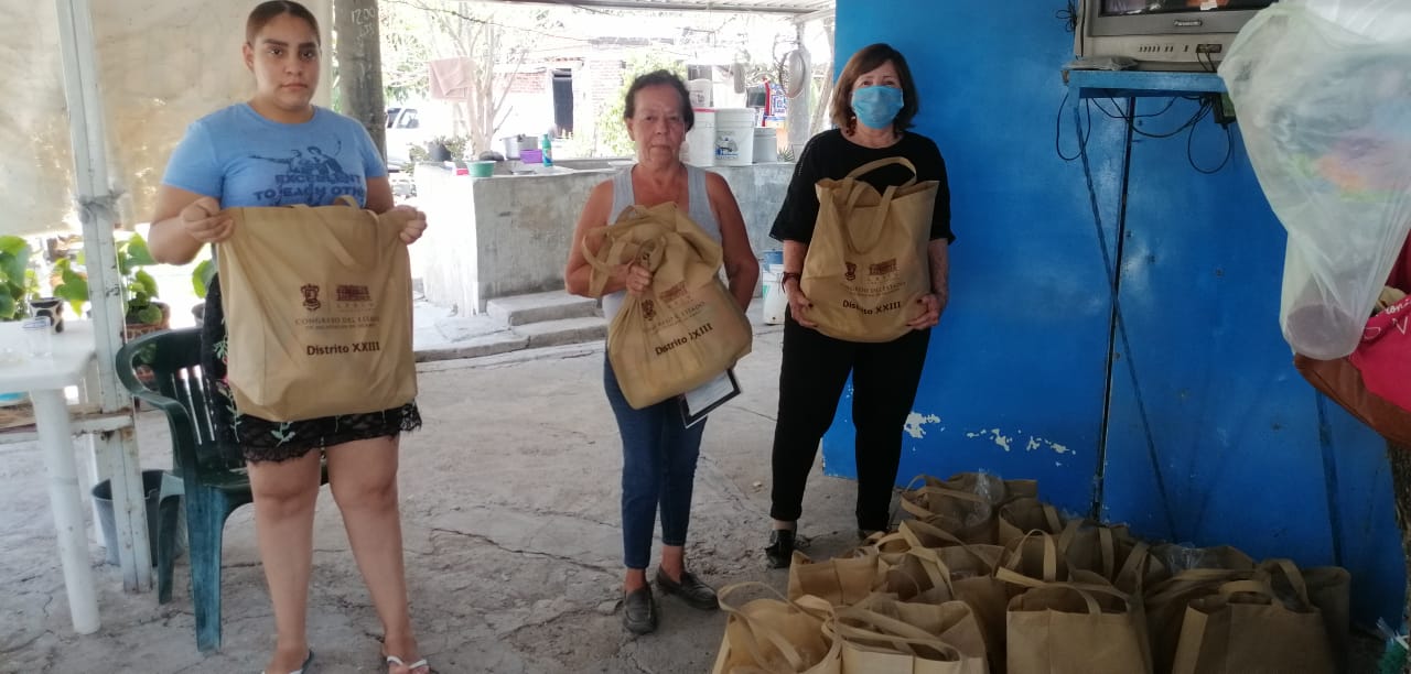 LA DIPUTADA LOCAL SANDRA LUZ VALENCIA ENTREGA DESPENSAS EN COMUNIDADES Y COLONIAS DE APATZINGÁN.