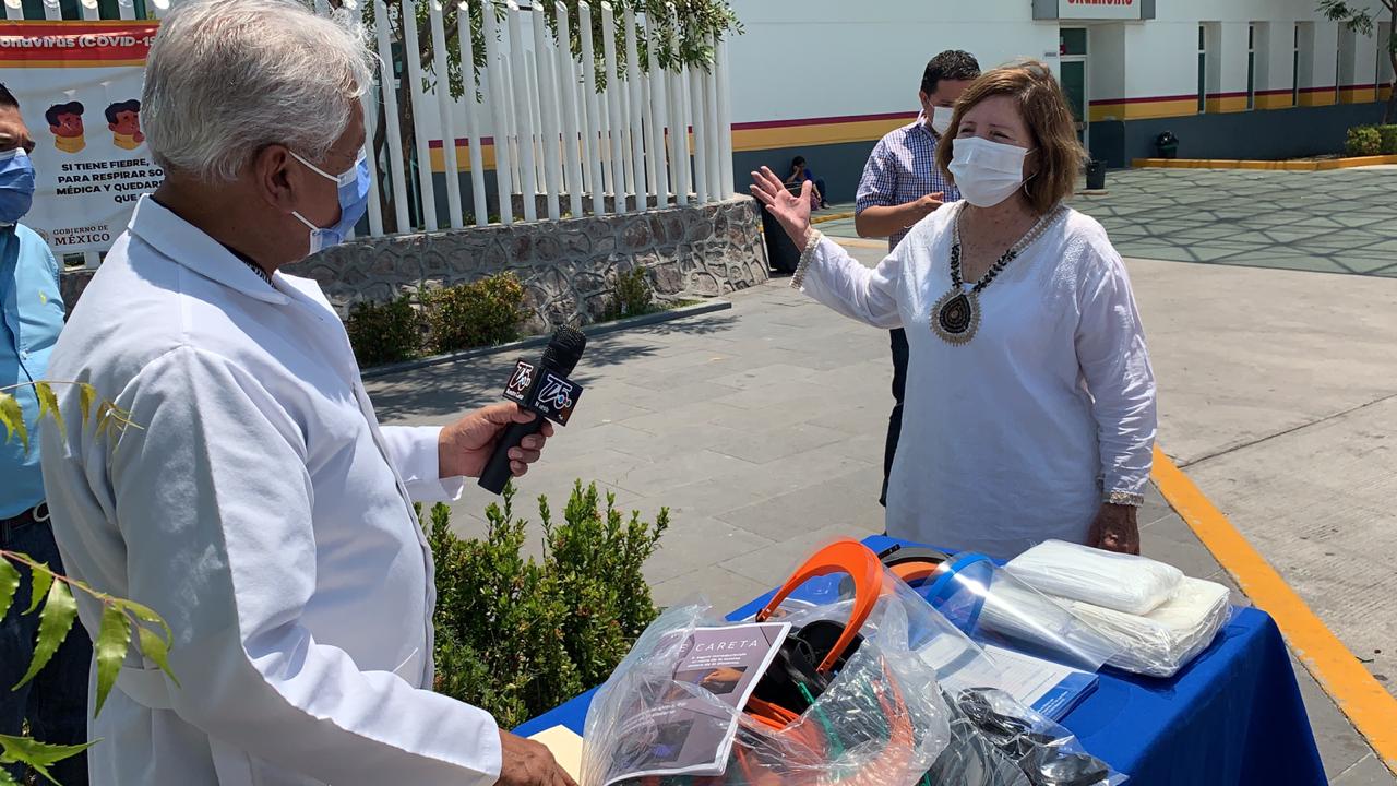LA DIPUTADA SANDRA LUZ VALENCIA ENTREGA INSUMOS DE PROTECCIÓN CONTRA EN COVID-19 EN EL HOSPITAL CIVIL Y CENTROS DE SALUD EN APATZINGÁN.