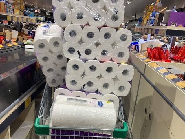 Niegan reembolso a hombre que gastó 10 mil dólares en papel de baño