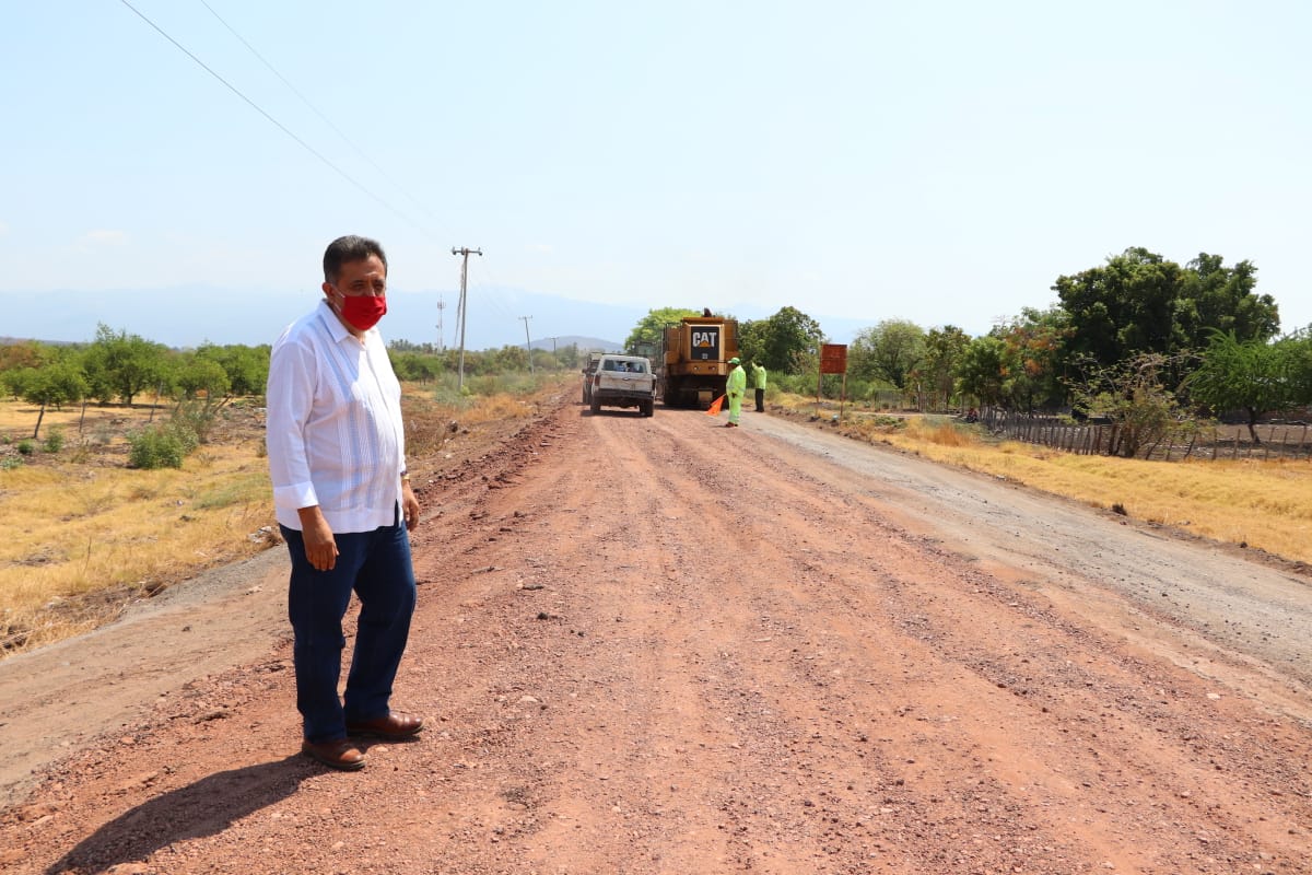 Avanza rehabilitación de camino a El Alcalde