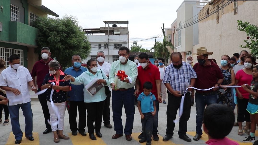 José Luis Cruz entrega pavimentación en el Fraccionamiento La Fuente