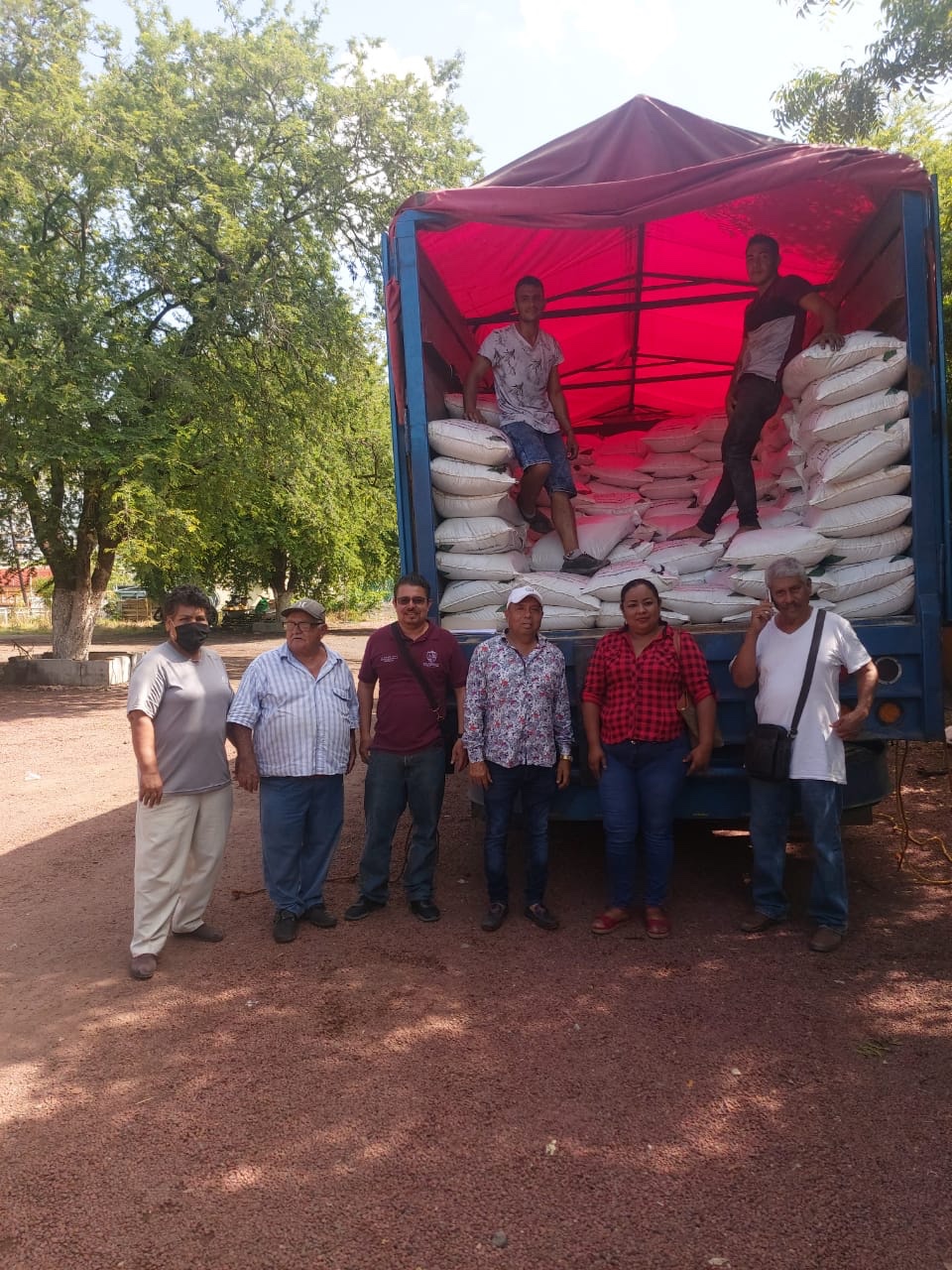 Con fertilizante, gobierno municipal apoya a productores