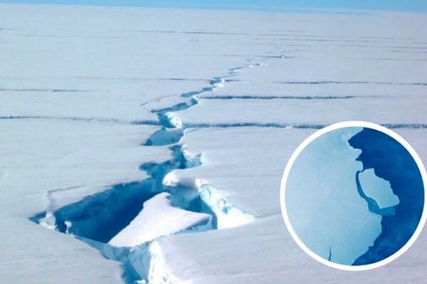 SE DESPRENDE UN GIGANTESCO BLOQUE DE HIELO DE UN GLACIAR ÁRTICO