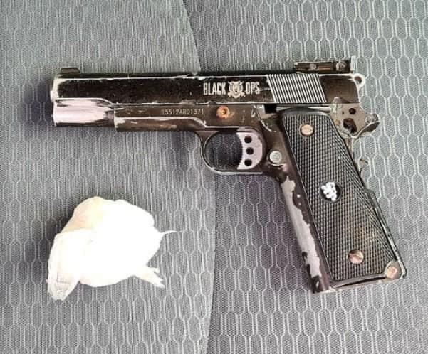 Asegura SSP a tres en posesión sustancia al parecer metanfetamina y réplica de arma de fuego