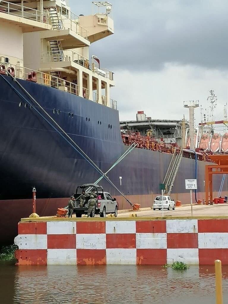 Aseguran buque huachicolero; Detienen a 21 tripulantes