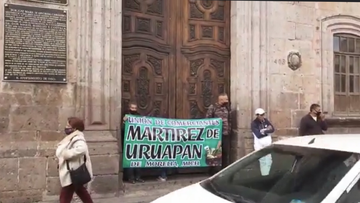 Tianguistas bloquean los accesos a Palacio Municipal de Morelia