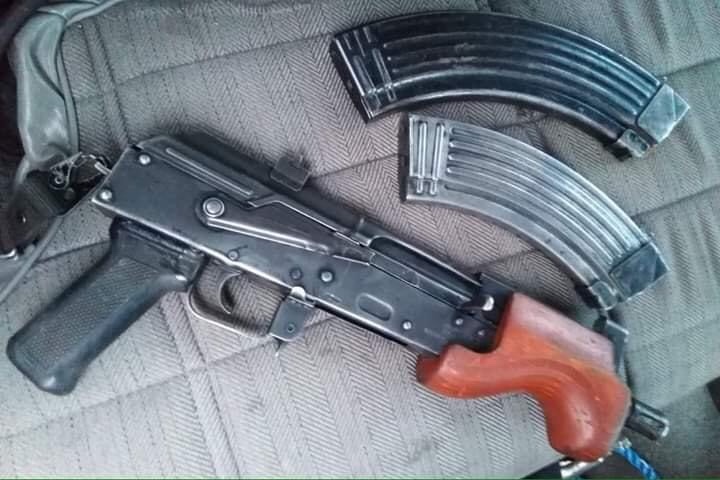 Aprehenden a una pareja por portación de un rifle de asalto