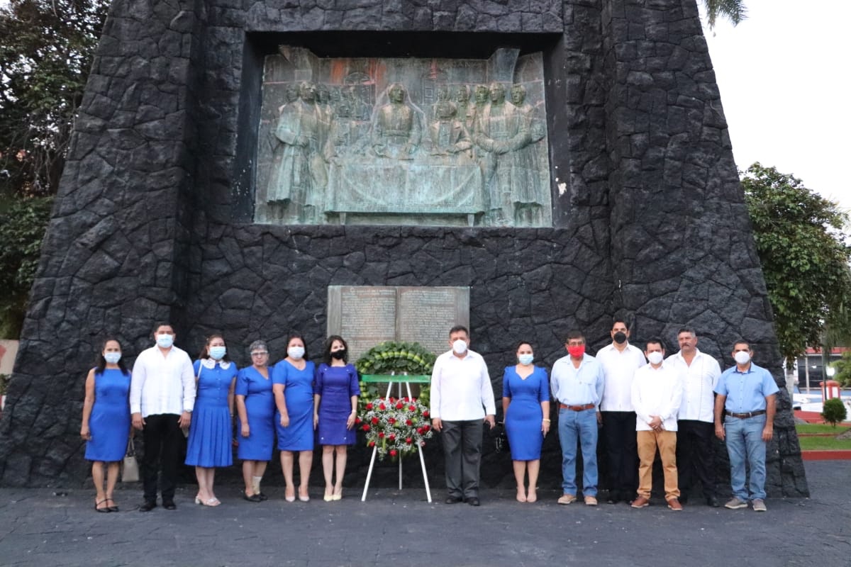 Con guardia de honor, José Luis Cruz conmemora 206 Aniversario de la Constitución de Apatzingán