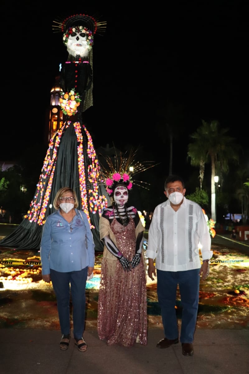 José Luis Cruz y Minerva Guízar encienden catrina de 8 metros