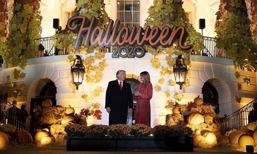 El mandatario y su esposa dieron la bienvenida en la Casa Blanca a niños pidiendo dulces