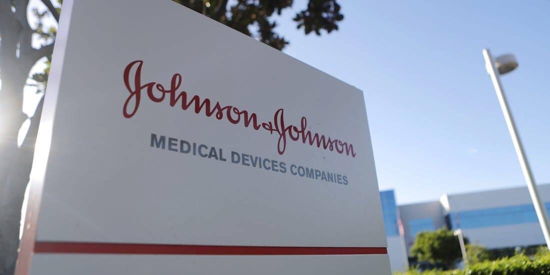 Johnson & Johnson detiene los ensayos de su vacuna contra el covid-19 debido a una enfermedad inexplicable.