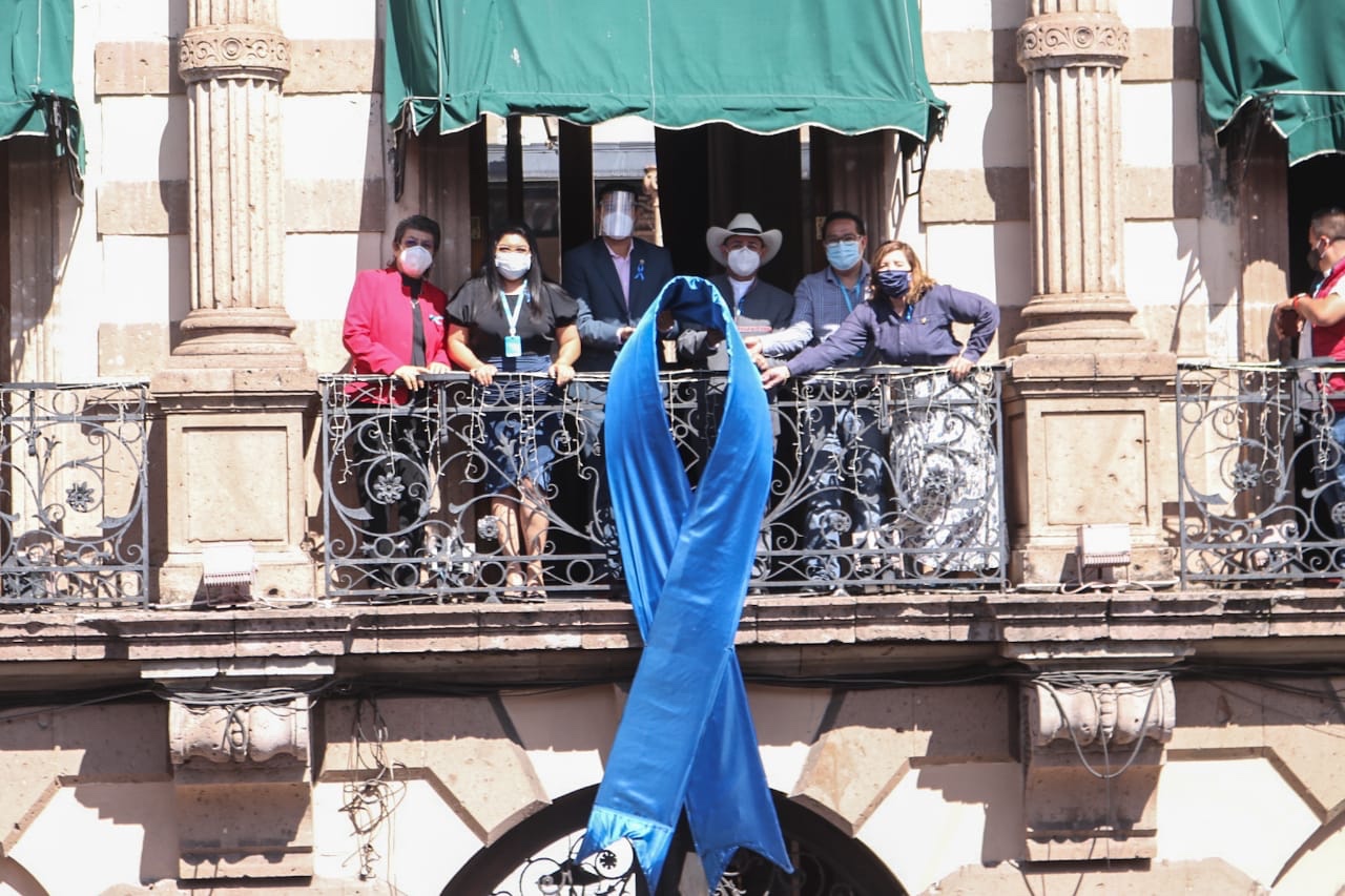 DIPUTADOS DEL CONGRESO, COLOCAN MOÑO AZUL, EN EL PALACIO LEGISLATIVO.
