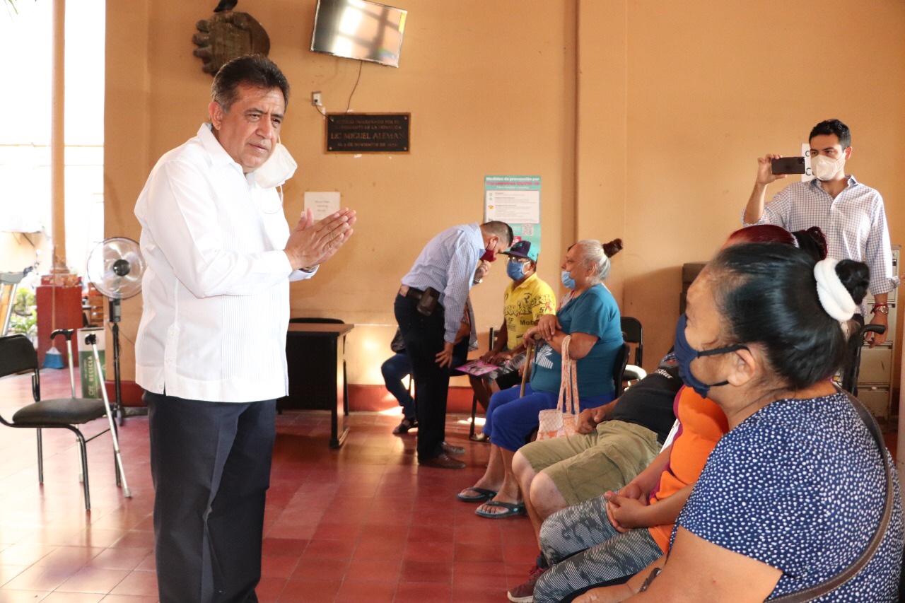 Alcalde entrega apoyos a la ciudadanía