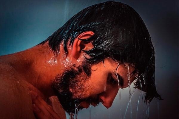 UN HOMBRE CASI MUERE AL SALIR DE LA REGADERA POR ALERGIA AL FRÍO