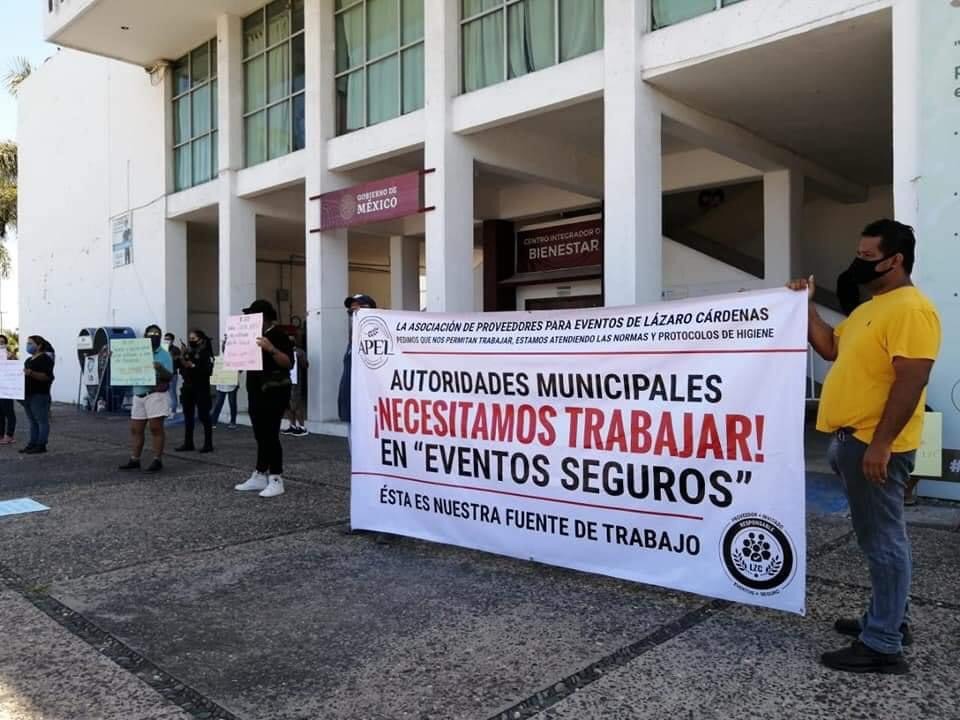 Dueños de negocios se manifiestan en el Palacio Municipal de Lázaro Cárdenas ; Exigen reactivación de eventos.