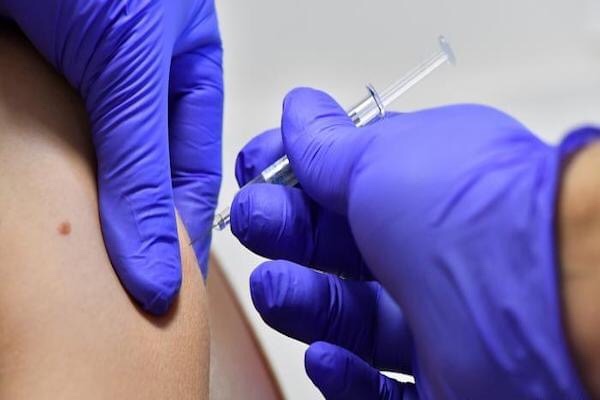 PLANEA EU INICIAR VACUNACIÓN ANTICOVID EN DICIEMBRE