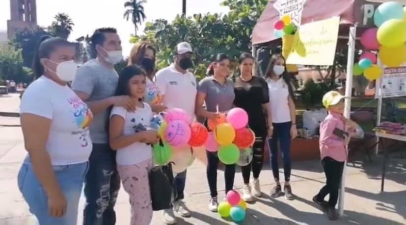 Jóvenes por Apatzingan encabezado por Miguel Pedrizco Chávez realizan donación de juguetes