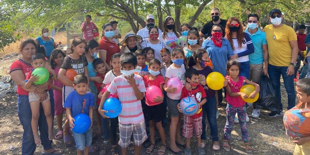 Jóvenes por Apatzingán llevan regalos a infantes de Chandio, La Nopalera y Col. Zapata