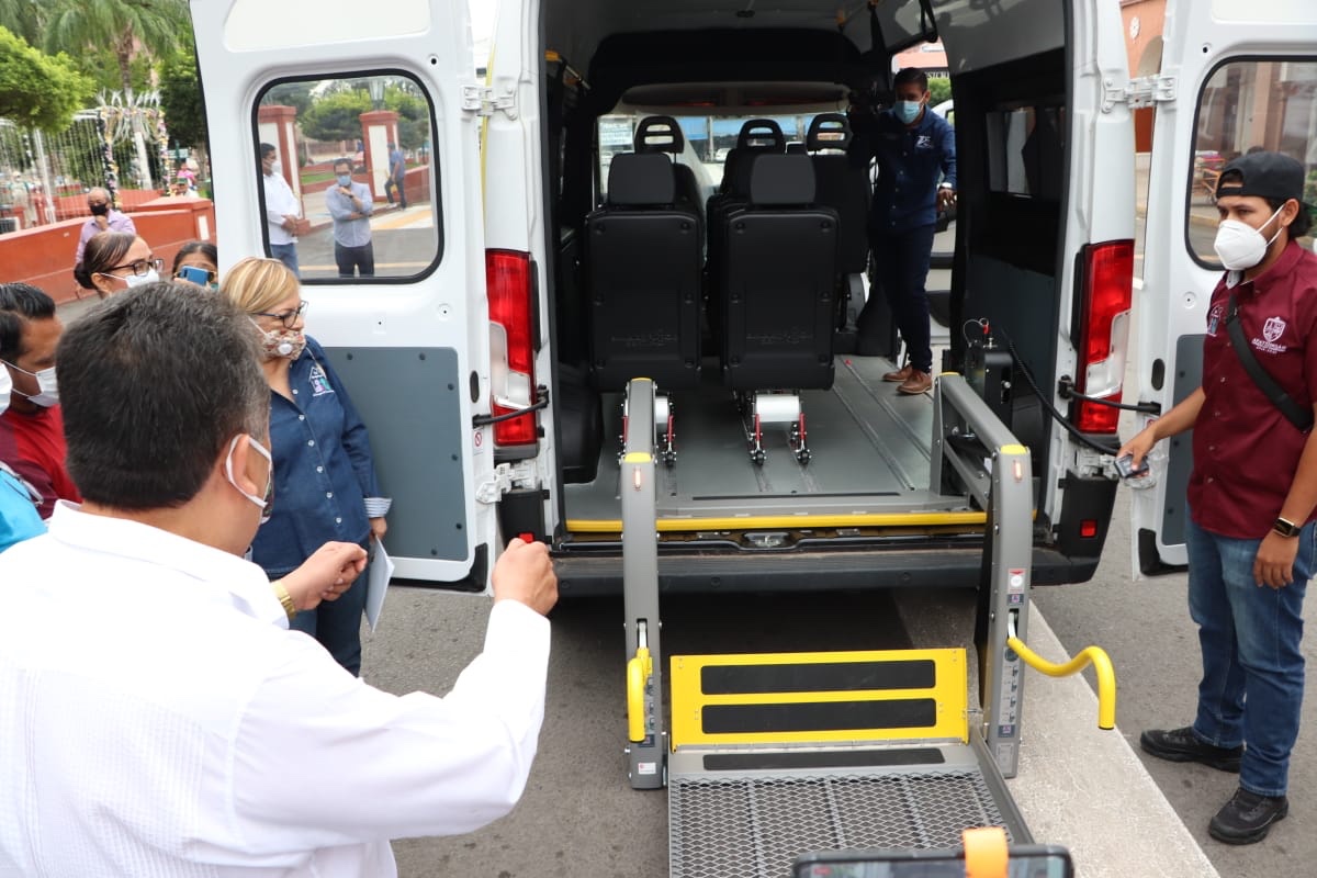 José Luis Cruz entrega vehículo al DIF Municipal