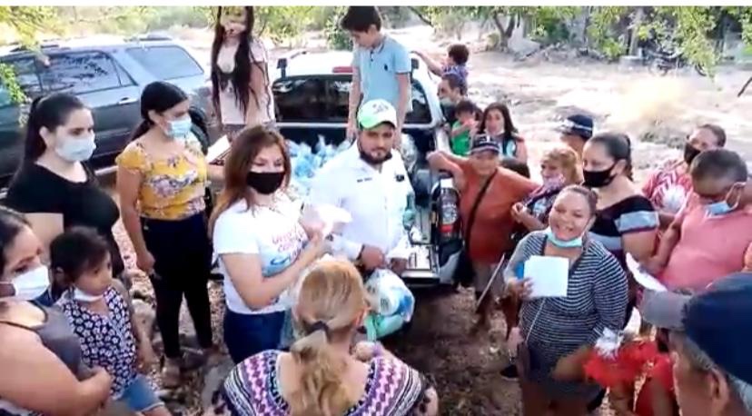 Jóvenes por Apatzingán llevan alegría, regalos y convivencia a la zona rural
