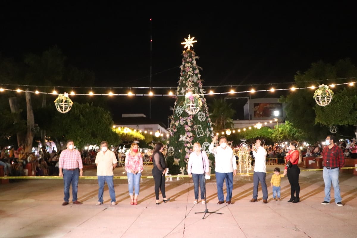 José Luis Cruz enciende el árbol navideño