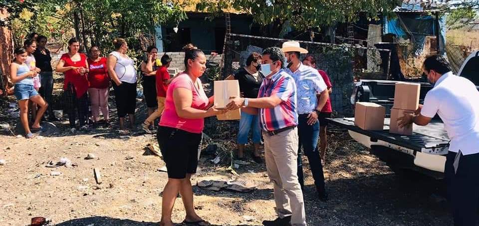 Ángel Custodio entrega apoyos alimentarios a las y los apatzinguenses