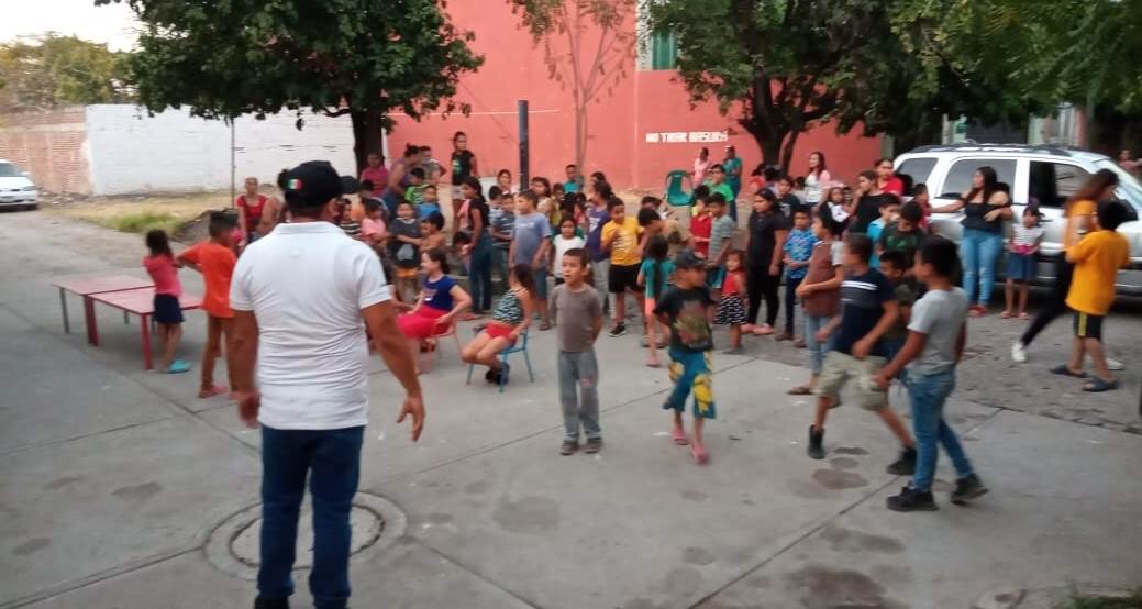 Encargado del orden de la Col. Priista en Apatzingán realiza entrega de juguetes a infantes