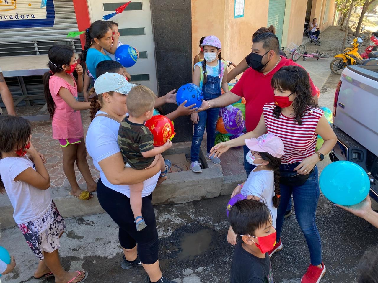 La Regidora Blanca Álvarez y el Diputado Paco Huacus repartieron más de 3 mil 500 sonrisas a niños de escasos recursos