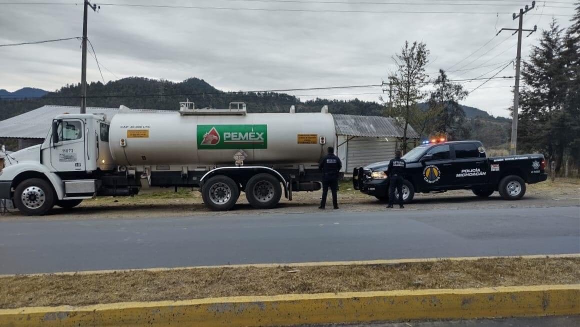 Asegura División Estatal de Caminos pipa con reporte de robo, en Uruapan