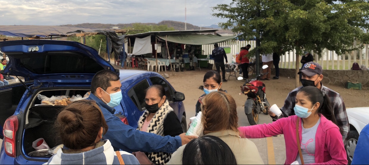 Alfredo López Garibay visita a familiares de pacientes en el Hospital de apatzingán