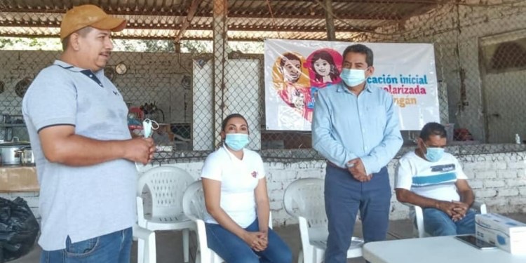 Ángel Custodio entrega apoyos en beneficio del sector educativo en Apatzingán