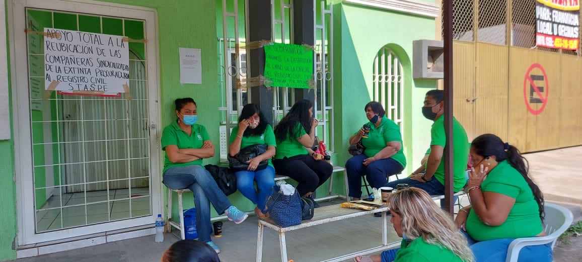 Usuarios del Registro Civil en Apatzingán protestan por injustificado cierre de oficinas