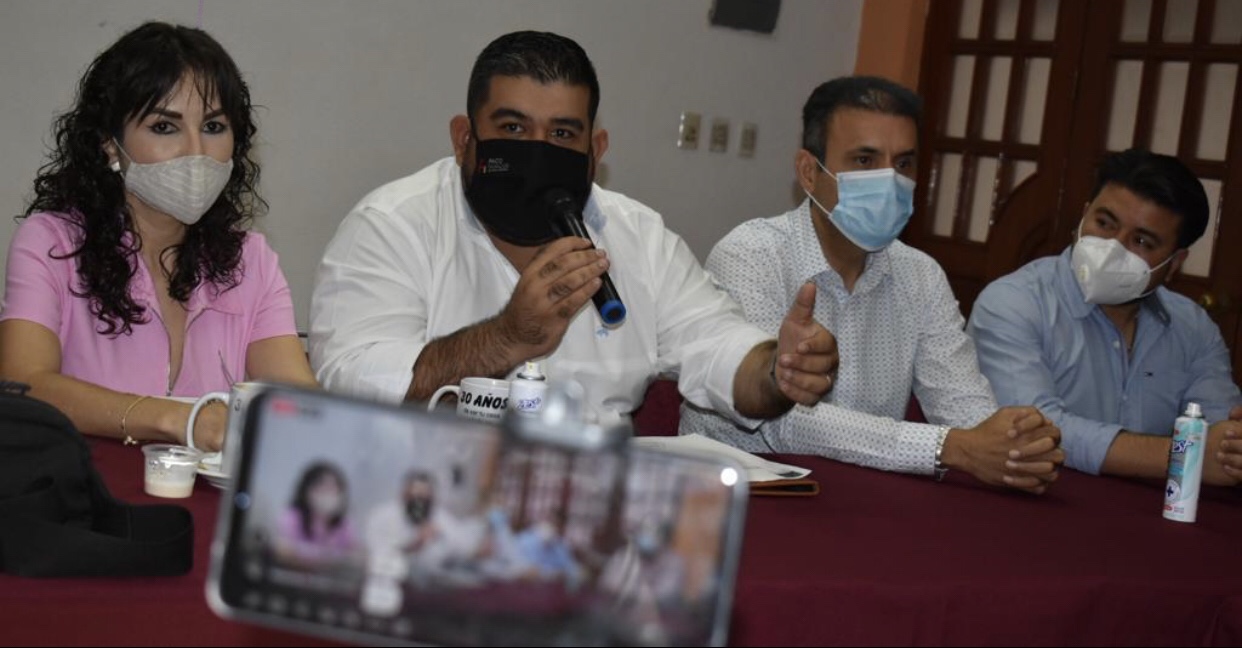 El Diputado Federal, Paco Huacus, solicita licencia al Congreso de la Unión.