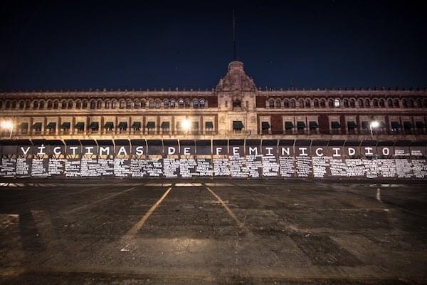 CONVIERTEN BLINDAJE EN PALACIO NACIONAL EN MEMORIAL DE VÍCTIMAS DE FEMINICIDIO