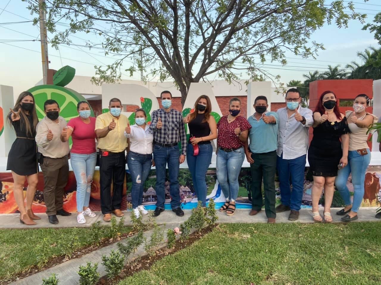 Instalan Letras monumentales de acceso a La Nopalera en Apatzingán con donación de empresario