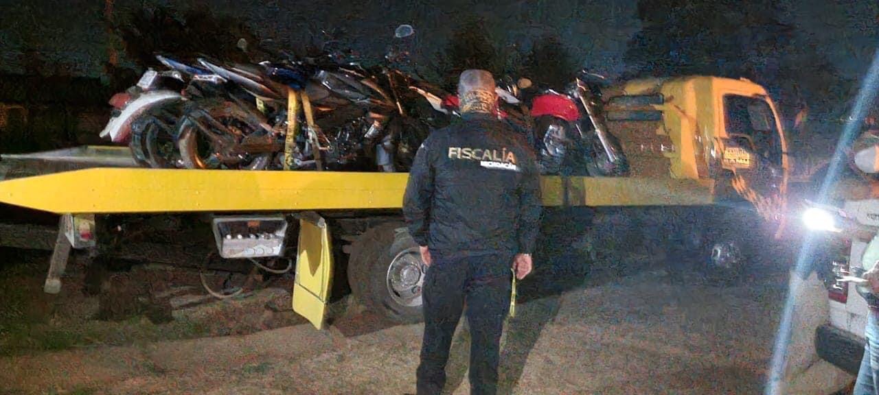 En cateo, recupera Fiscalía General 10 vehículos con reporte de robo y alteraciones en sus medios de identificación; hay una persona detenida