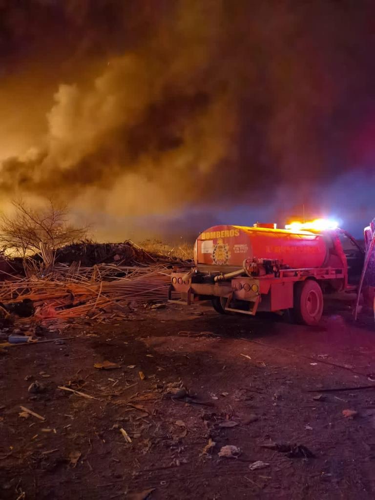 Se incendia basurero municipal; bomberos atacan fuego