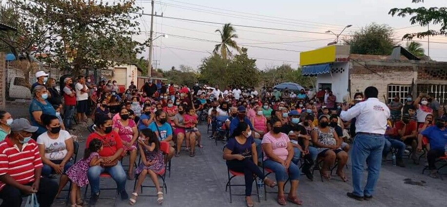 Habitantes de la Colonia Zapata ovacionan y respaldando a José Luís Cruz Lucatero