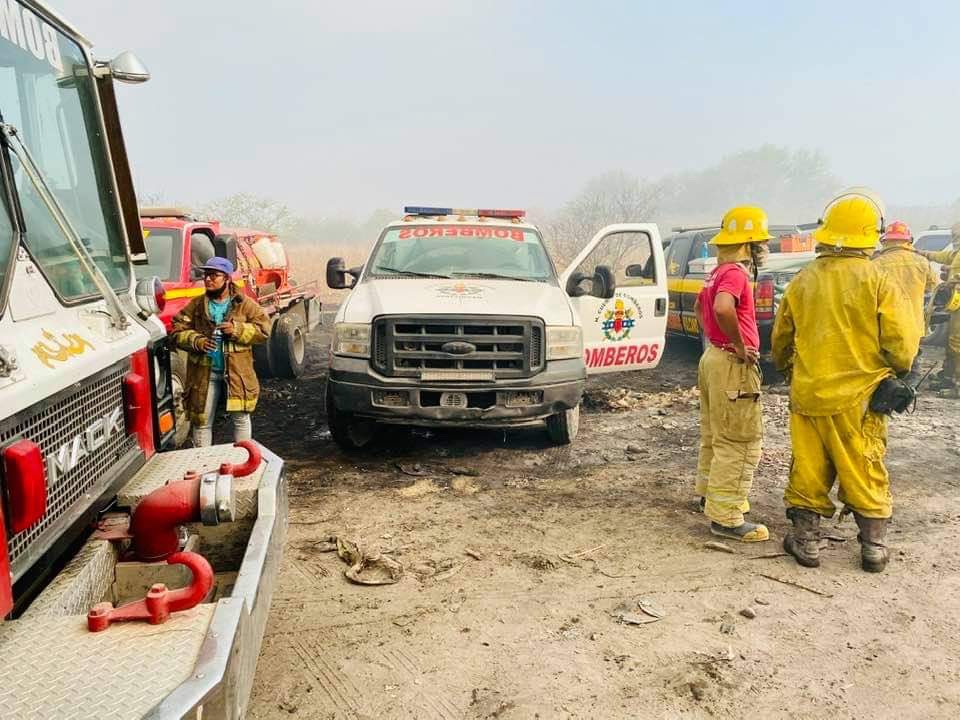 Bomberos continúan el combate al incendio del basurero
