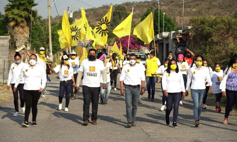 Jóvenes en apoyo al candidato del Partido de la Revolución Democrática (PRD) a presidente municipal de Charo, Roberto Domínguez