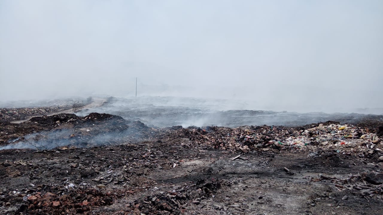 Combaten incendio en el basurero de Apatzingán