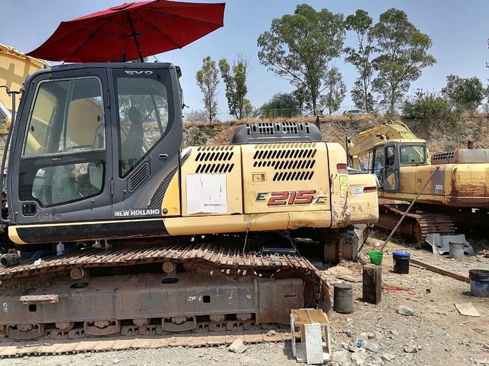 En cateo, asegura Fiscalía General inmueble relacionado en conductas ilícitas y recupera seis retroexcavadoras