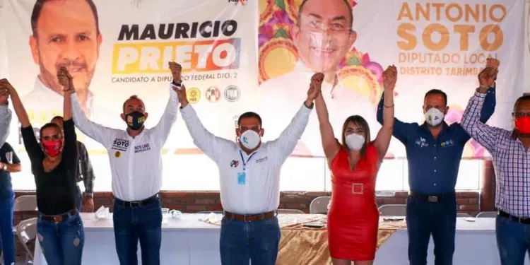 Integrantes de 100 comités de defensa de la 4T renuncian a Morena y PT para apoyar a Bladimir González