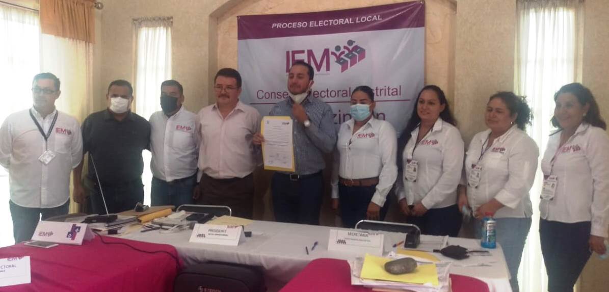 Marcos Méndez recibe constancia de validez como regidor electo.