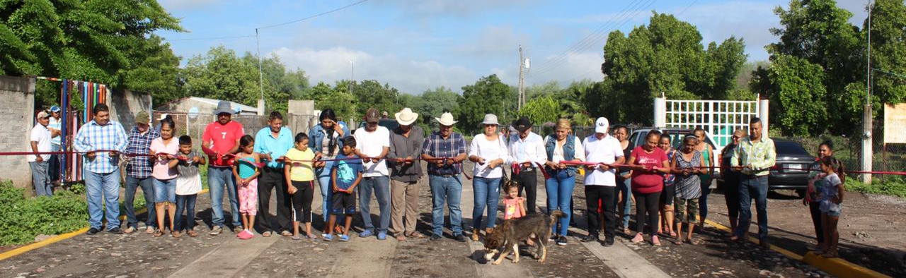 Huriel Bautista inaugura empedrado de calle en la localidad de Monte Grande