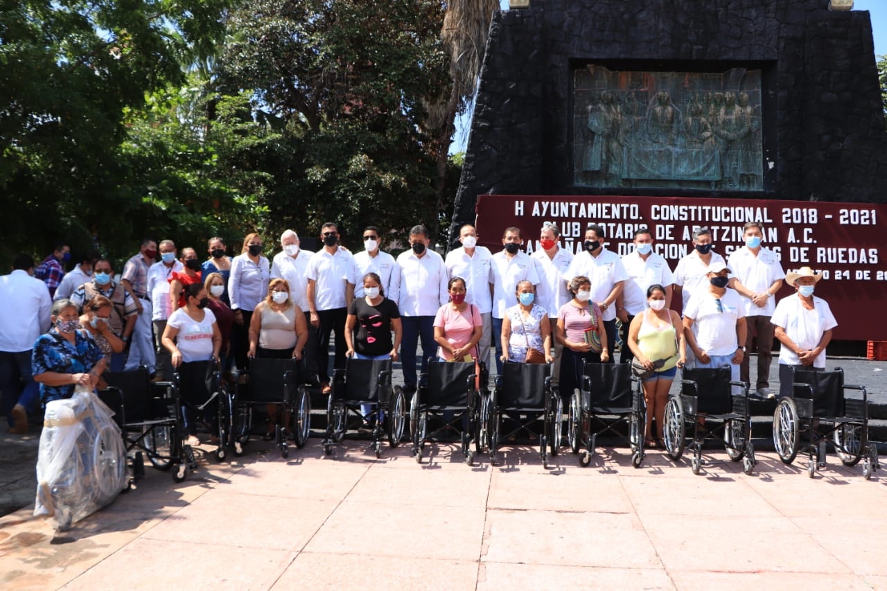 José Luis Cruz y Club Rotario entregan sillas de ruedas a personas de escasos recursos