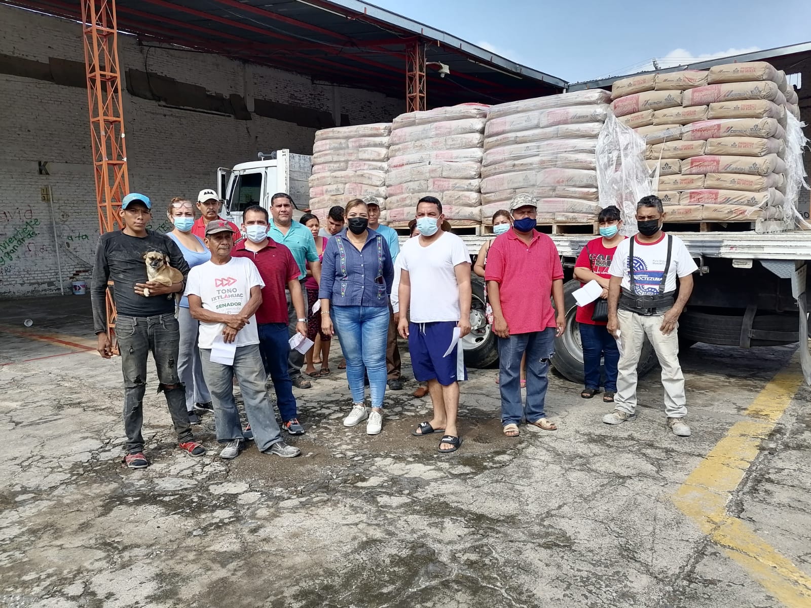 Gobierno municipal entrega 36 toneladas de cemento y mortero