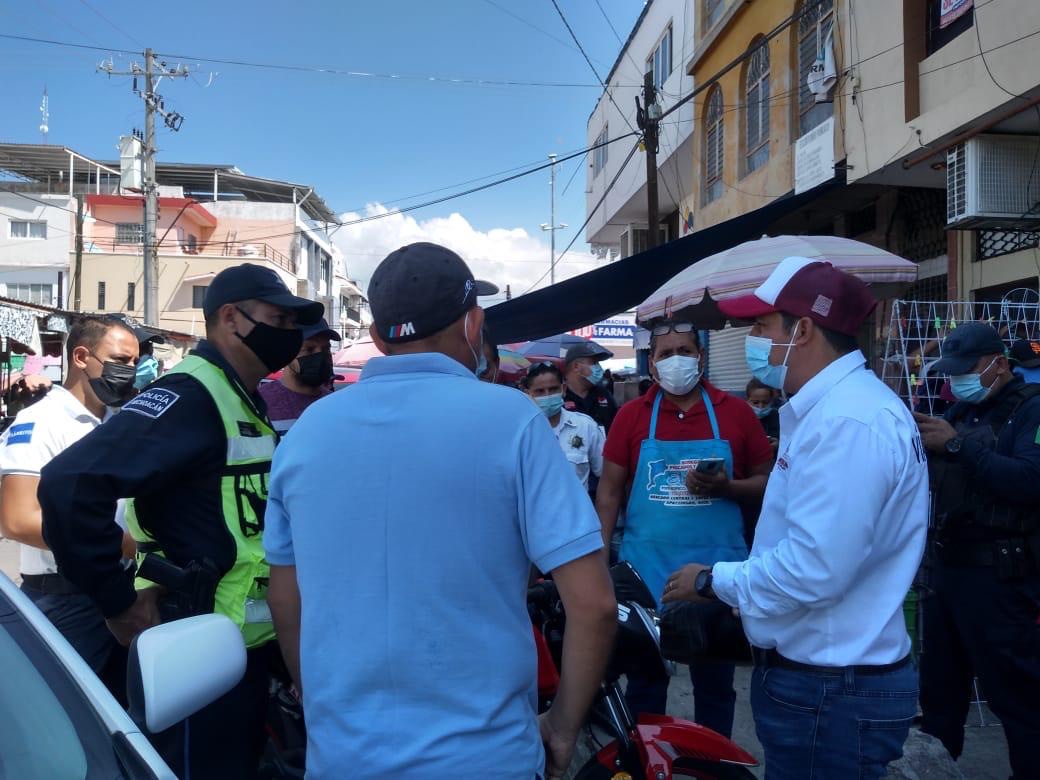 Invitan a comerciantes y taxistas a respetar espacios del mercado “López Rayón”