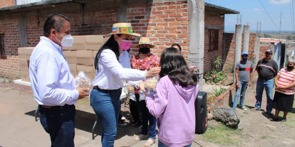 Adriana Hernández entrega apoyos a familias de Numarán y La Piedad